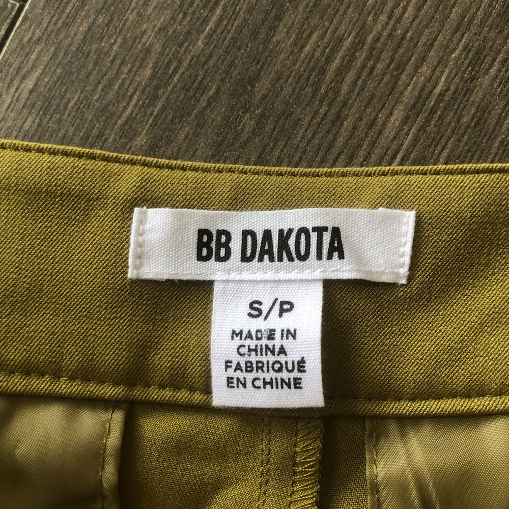 BNWT BB Dakota Olive-Toned High Rise Pleated Bermuda Shorts | Size S - Picture 4 of 6